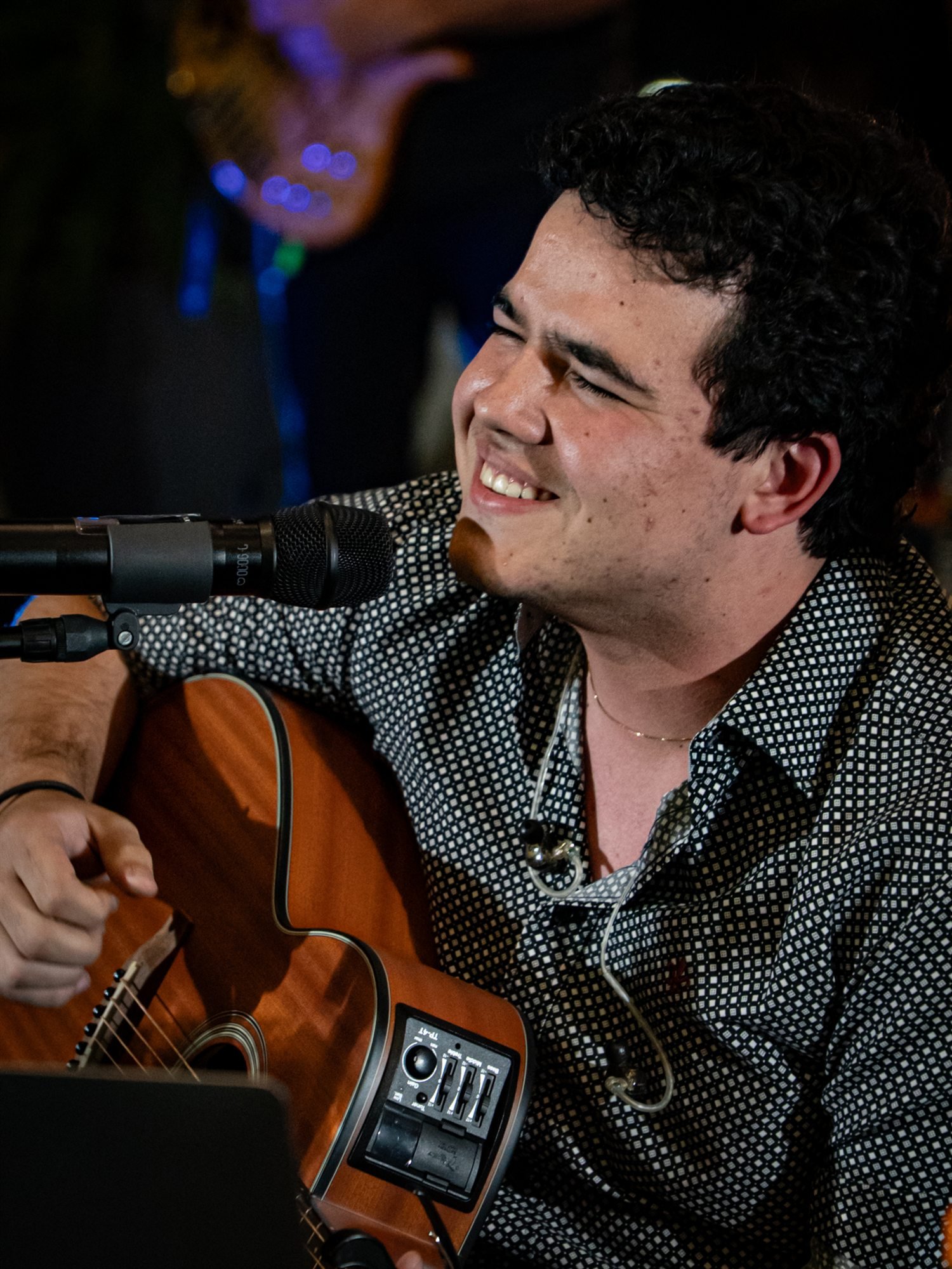 Caio Borges cantando com emoção durante apresentação ao vivo