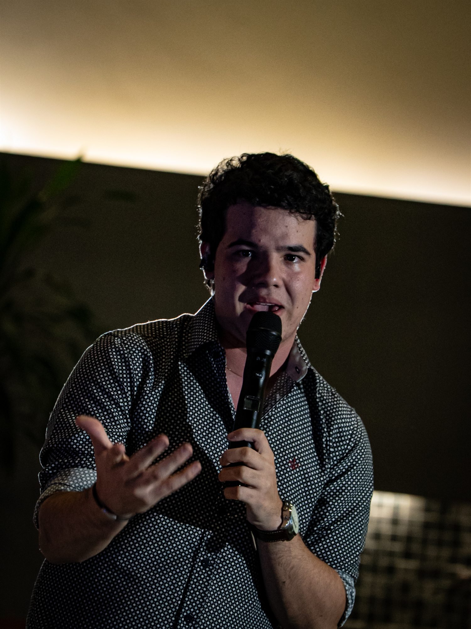 Caio Borges cantando ao vivo