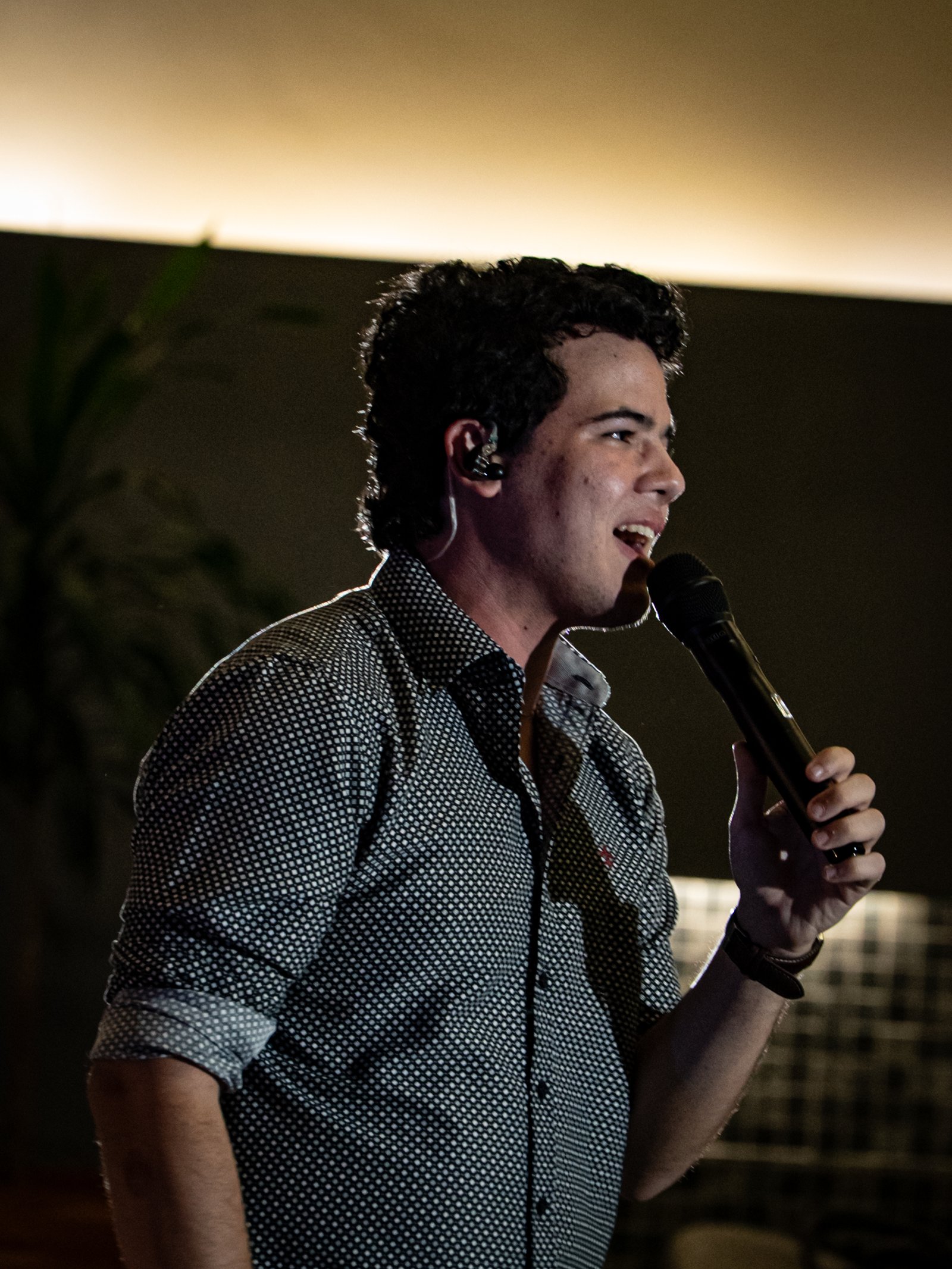 Caio Borges cantando ao vivo no palco